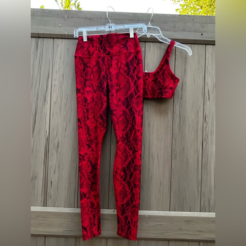ALO Yoga Snakeskin Red Vapor Set LIMITED EDITION - Picture 7 of 11